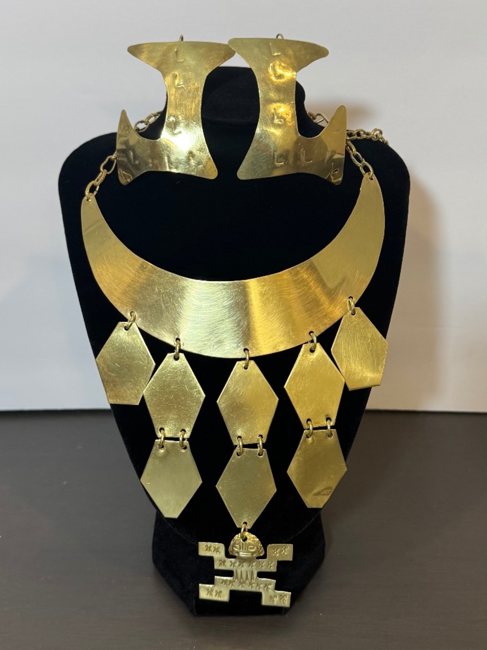 Vintage Gold Tone Hammered Collared Necklace & Earring Set - Tolima Figure